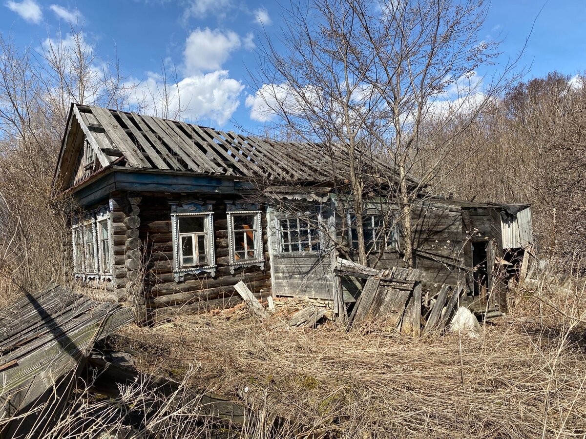 Когда это был крепкий деревенский дом. Сейчас - простая заброшка, которая  разваливается. | Поиск интересного с Хрусталевым✓ | Дзен