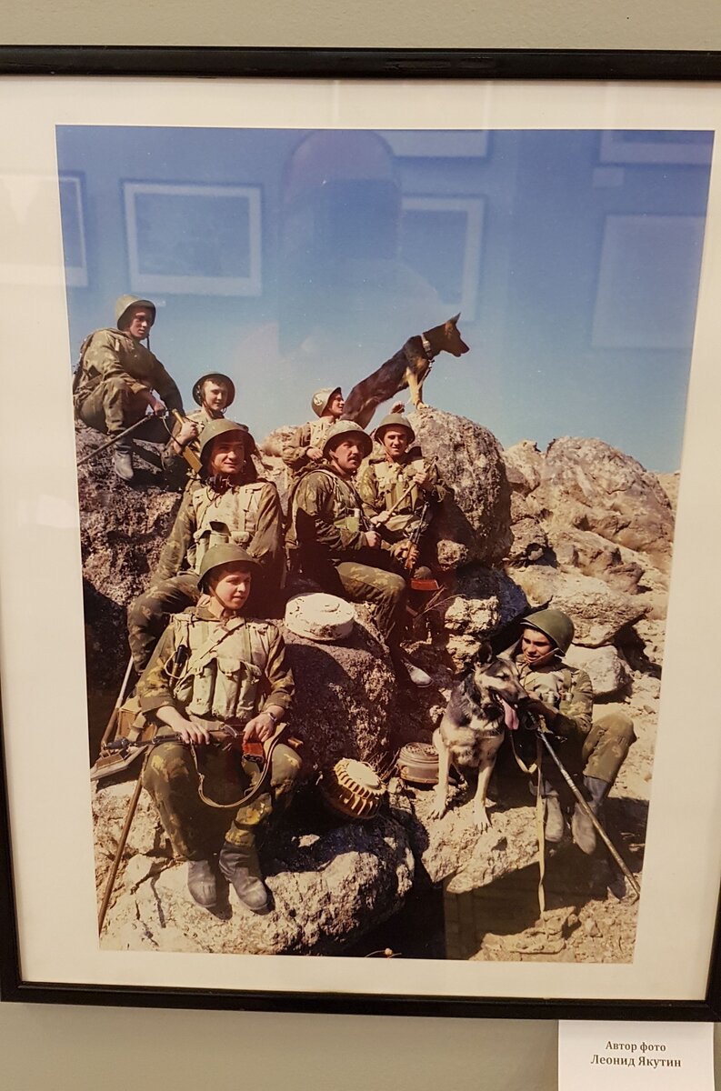 Фото с выставки «Афган — наша память!», посвященной 30-летию окончанию боевых действий и вывода советских войск из Афганистана. 