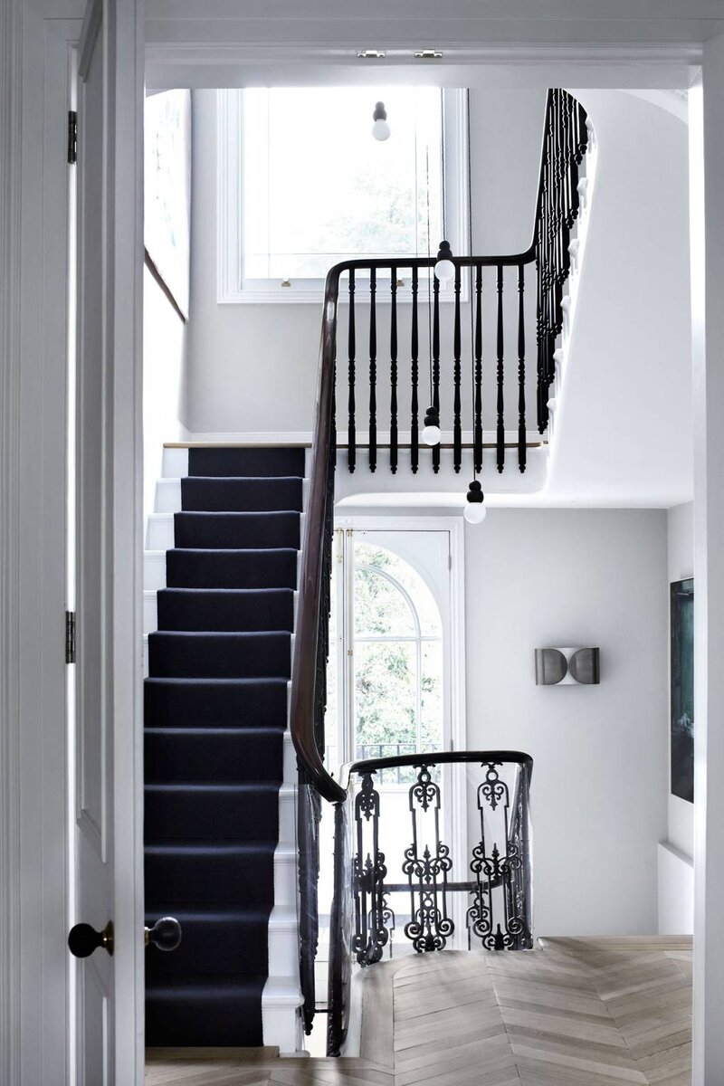 Черно белая лестница в доме