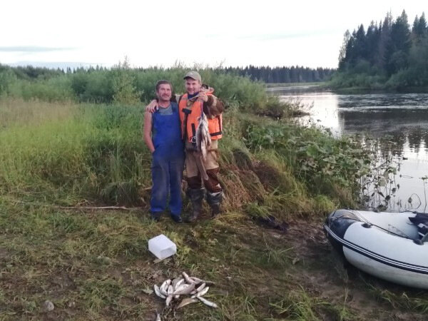 Нашли древнюю пещеру, Рыболовное путешествие к перевалу Дятлова, Жизнь в тайге