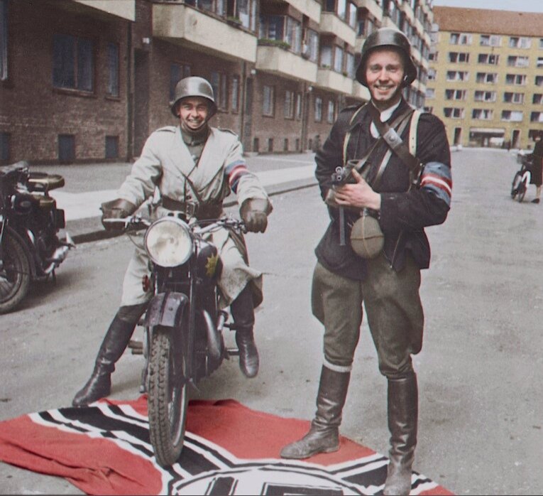 Датские члены сопротивления топчут флаг Третьего Рейха во время освобождения Дании в 1945 году.