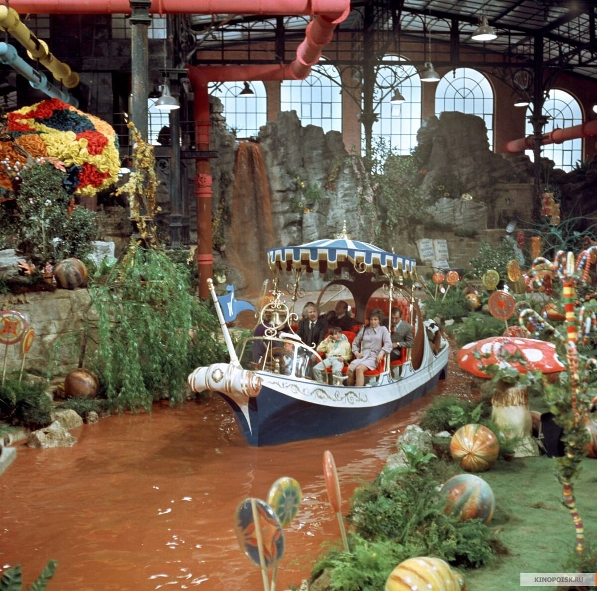 А ведь есть сцена с падением актёра в эту реку.