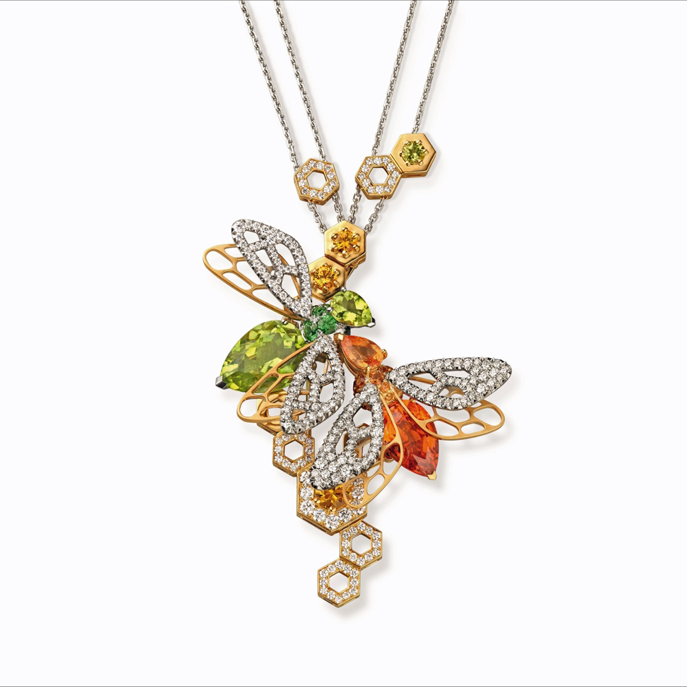 Кулон Chaumet из коллекции Abeille можно носить как колье или брошь, котоый украшен двумя пчелами, украшенными перидотом и мандариновым гранатом.