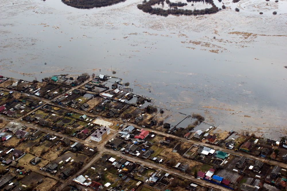 Мы взлетели и долго держали курс на север, пролетая над лесами и болотами. Но вот навигатор показал Урень. Крошечная речка Уста разлилась весной так, что аж до домов дотянулась. Люди ходят по специальным мосткам, но ни на что не жалуются. К такому соседству они привыкли. В зоне подтопления находится свыше 60 домов. Всем необходимых проживающие в них обеспечены, МЧС каждое утро проводит замер уровня воды и при повышении начнет отселять людей в подготовленные пункты временного размещения. Впрочем, стариков и малых детей уже пристроили по родственникам и соседям, до кого вода не дошла. Здесь это обычная практика.