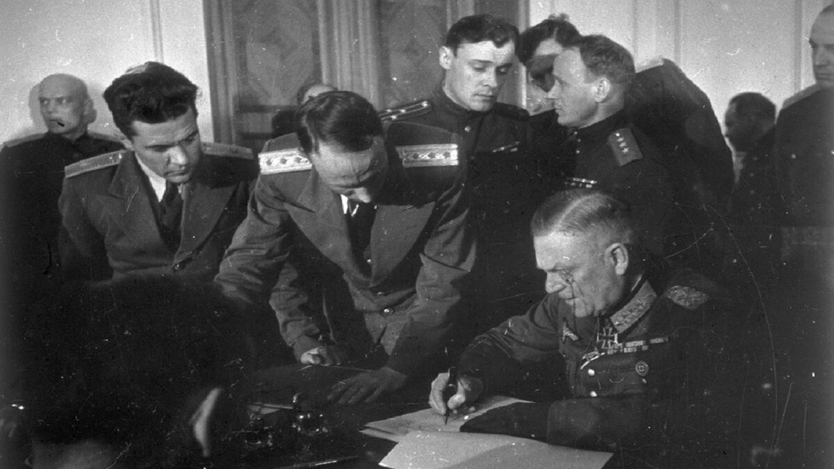 Немецкий генерал-фельдмаршал Вильгельм Кейтель подписывает Акт о безоговорочной капитуляции Германии