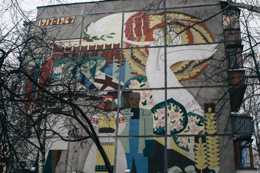 Рассказываю почему фасады зданий в СССР украшали мозаикой.