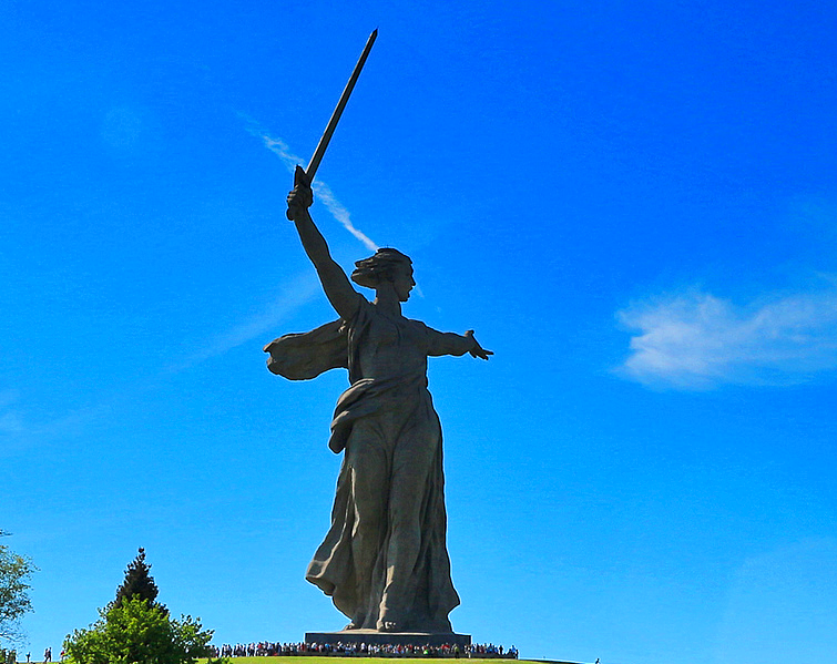 Известная во всем мире скульптура Родина-Мать.