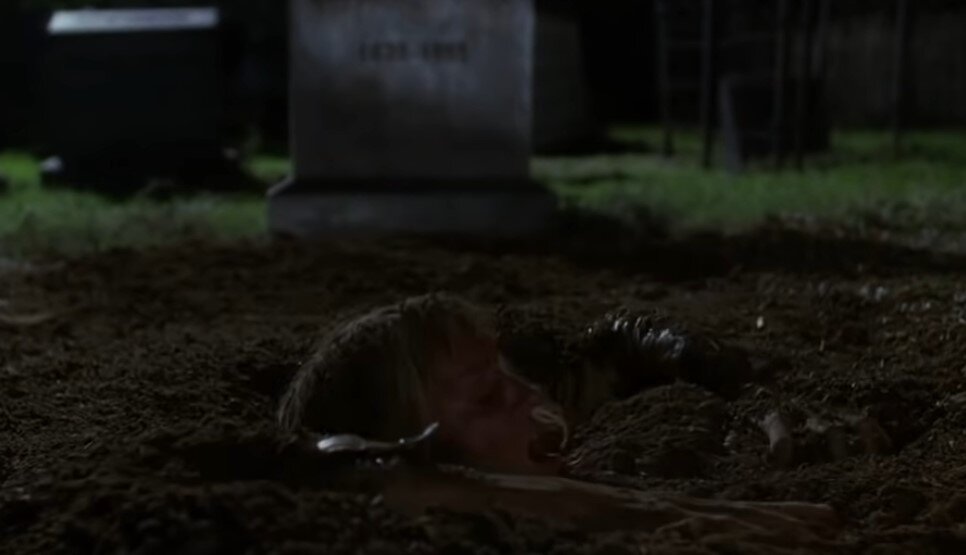 Невеста выбирается из могилы