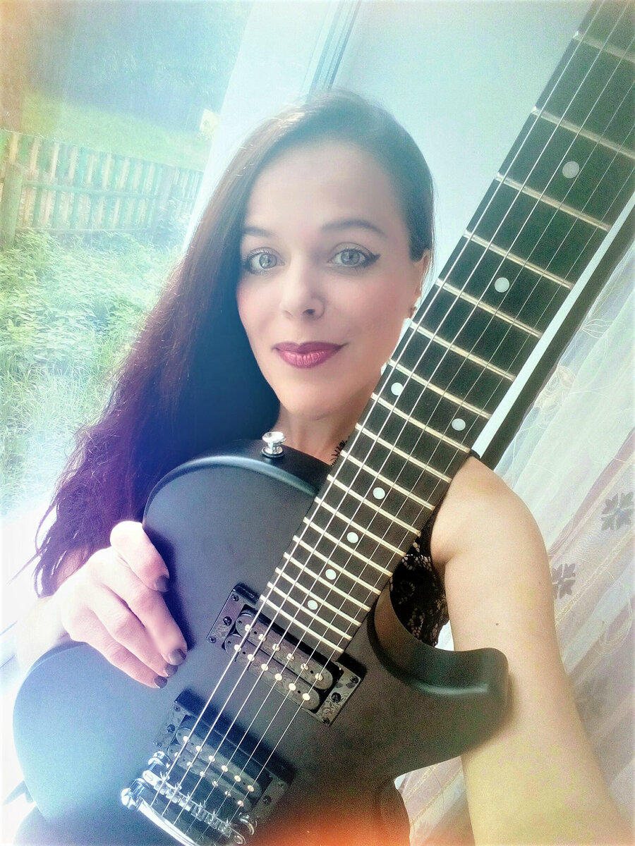 Шумный сосед съехал. Можно и самой пошуметь -  отметить его отъезд. 