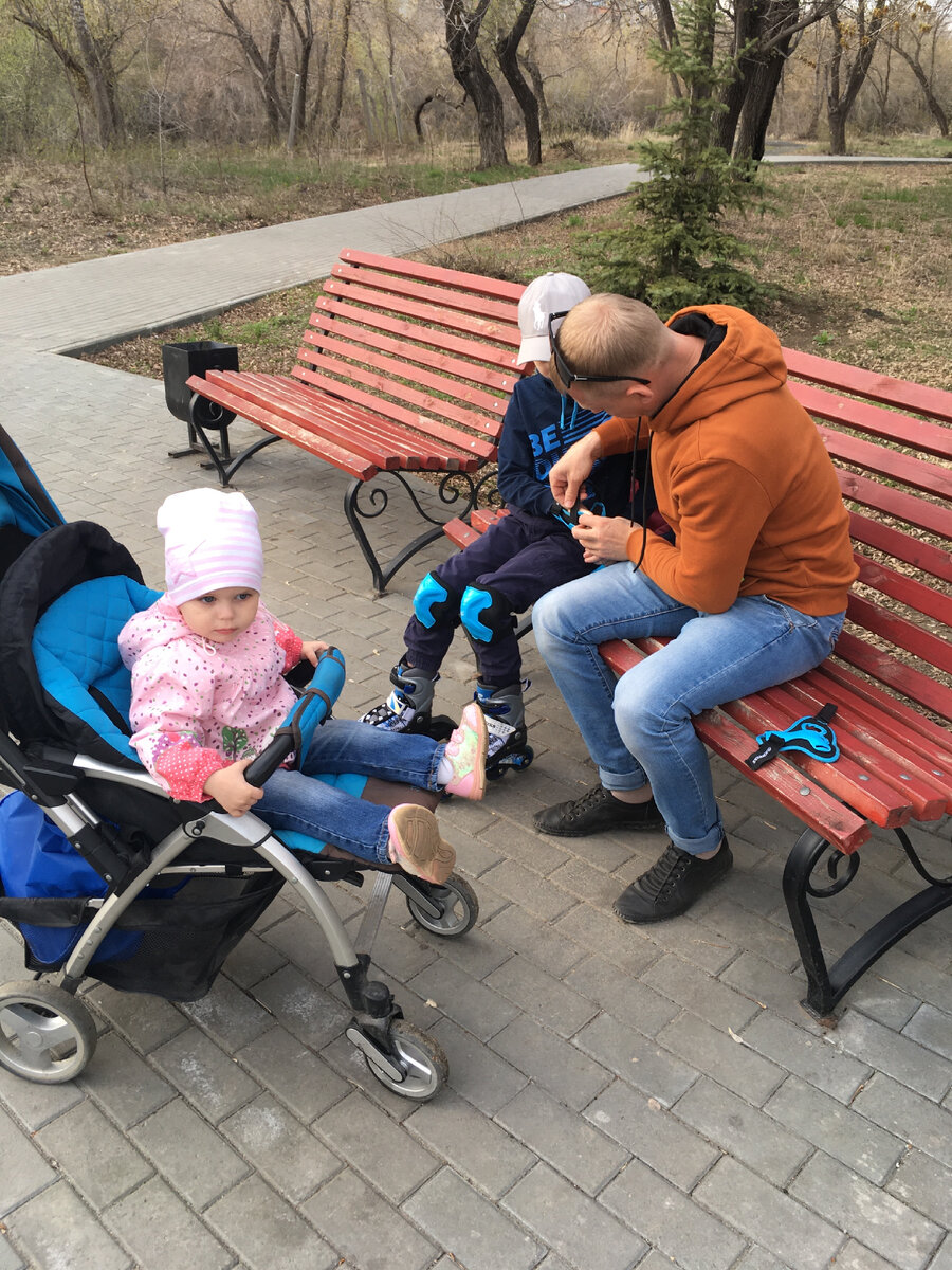 Ролики и защиту всегда помогает одевать муж