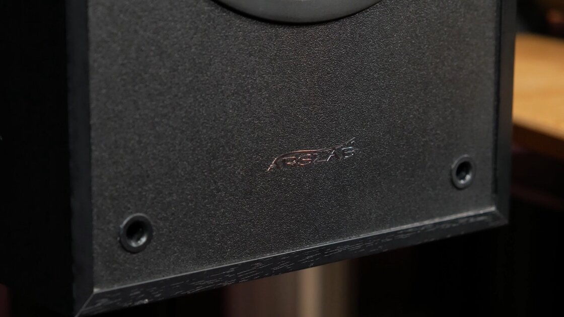 Передняя и задняя панели окрашены краской, создающей «шершавую» фактуру поверхностей.