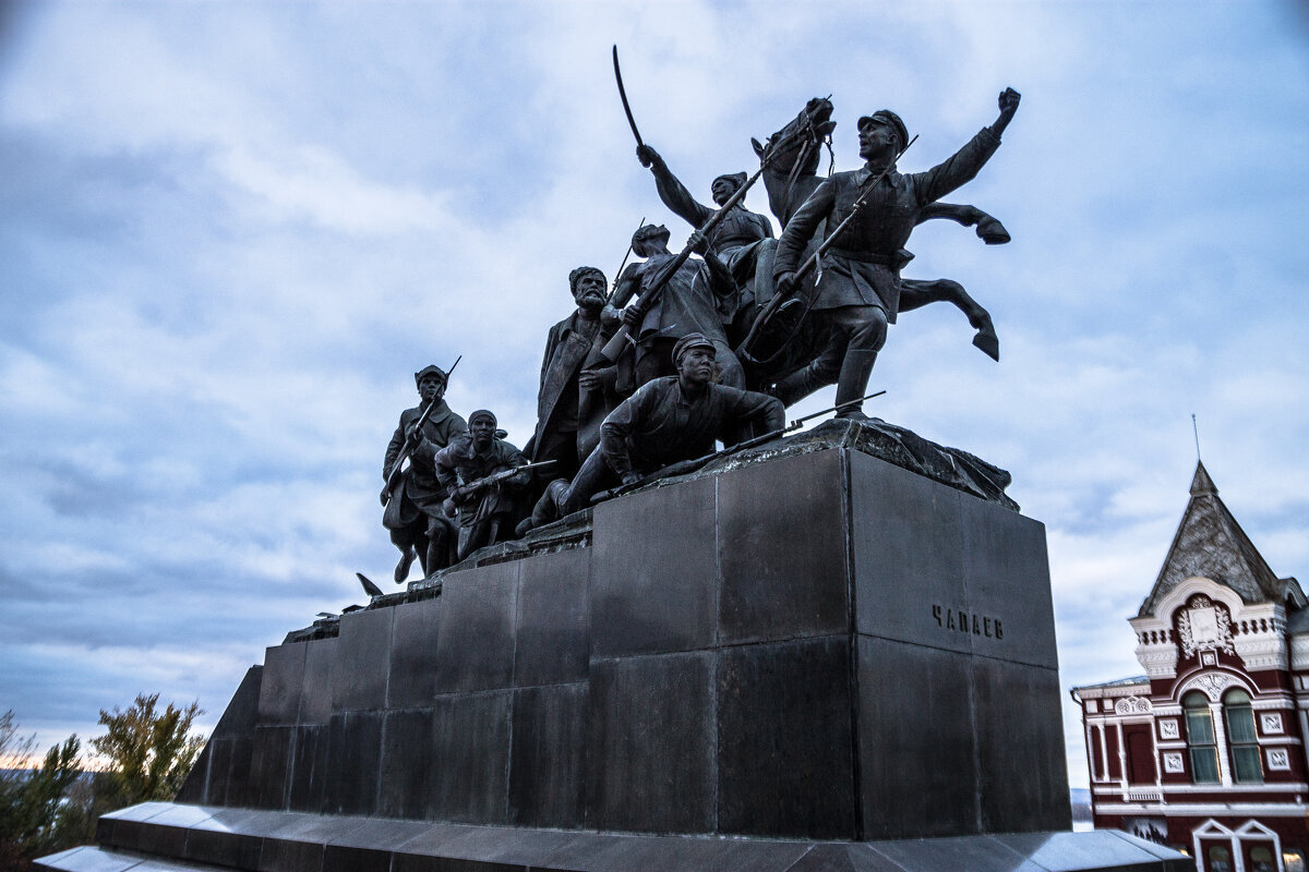 Памятники в городе самара. Памятник Василию Чапаеву в Самаре. Манизер памятник Чапаеву. Памятник Чапаеву Чебоксары.