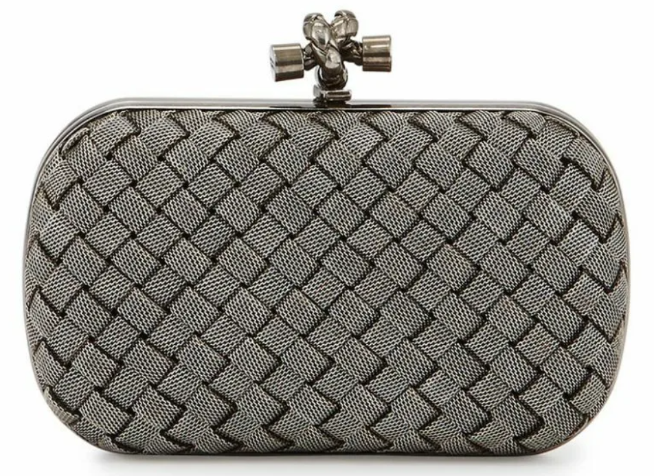 Знаменитый клатч KNOT, вышедший в 2001 году.