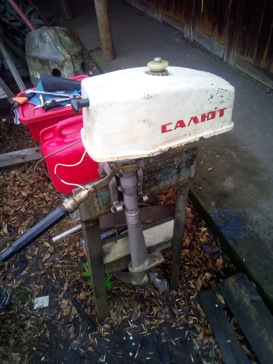 Вид со стороны румпеля. Металлический поддон отсутствует: практически все владельцы Салютов выбрасывали его, так как он быстро гнил и не препятствовал забрызгиванию карбюратора водой.