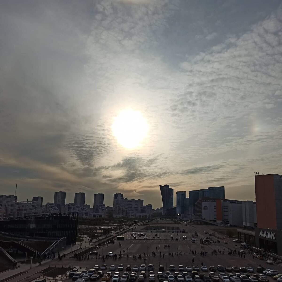 В очередной раз убеждаюсь, что для того чтобы удивляться и восхищаться достаточно смотреть на мир с широко раскрытыми глазами и снимать шоры проблем и забот. Иногда просто достаточно поднять свой взор и посмотреть на небо. 