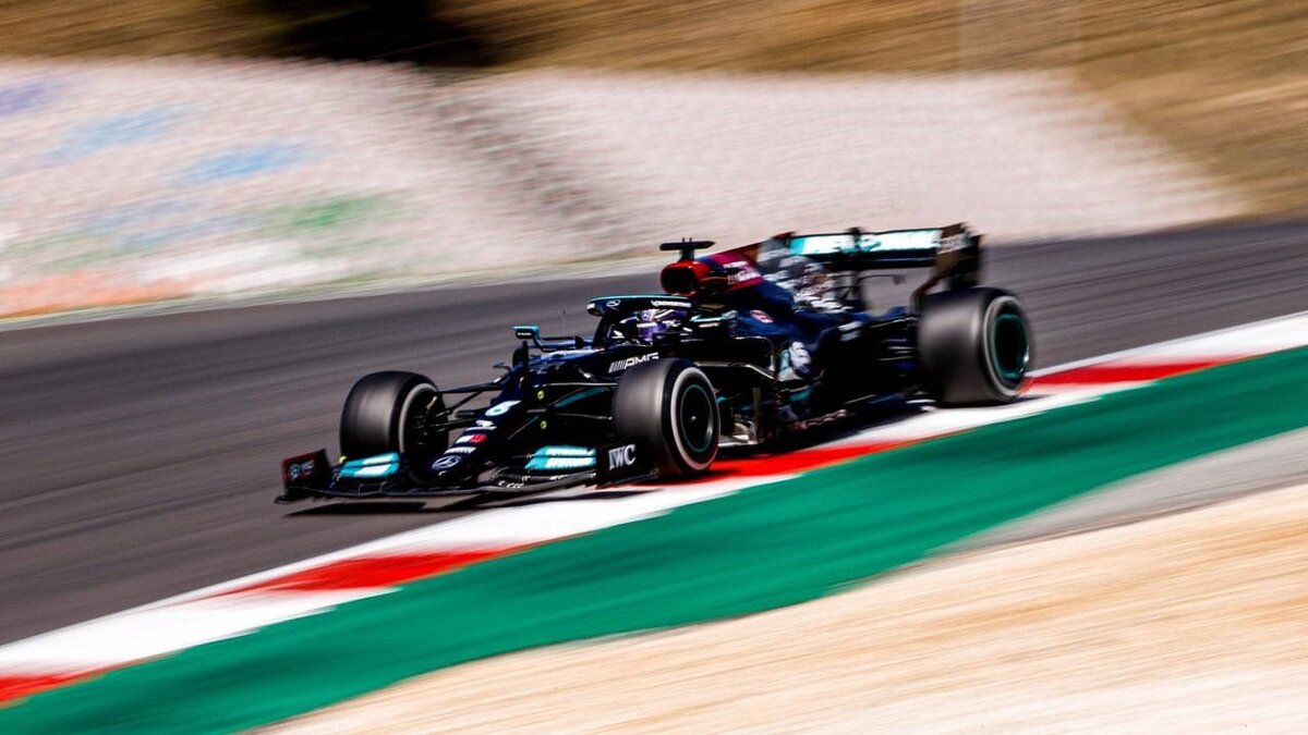 Фото со свободной лицензией из официального твиттера команды Mercedes.