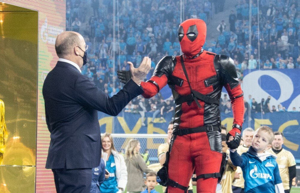 Игрок «Зенита» Артём Дзюба вышел на награждение в костюме супергероя (fc-zenit.ru)  