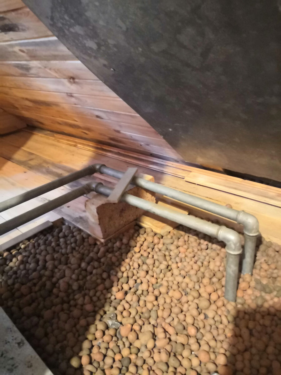 Трубы с чердака уходят в парилку. 