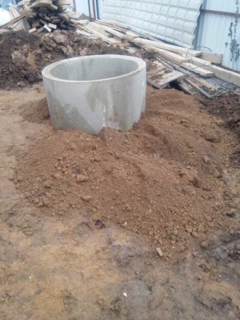 Процесс создания глиняного замка для колодца