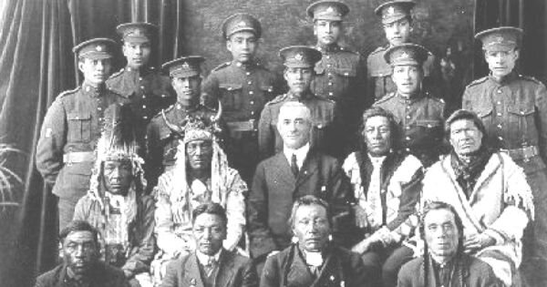 Новобранцы из сообщества File Hills в Саскачеване позируют со старейшинами, членами семьи и представителем Департамента по делам индейцев перед отъездом в Великобританию. Фото: Библиотека и архивы Канады, PA-66815.