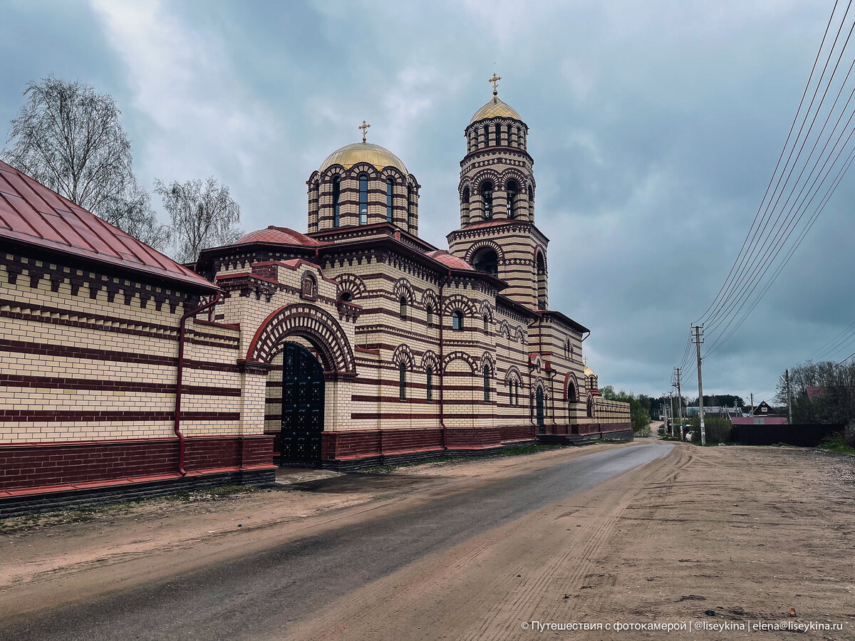 Неоднозначные фрески с чертями, ноутбуками и сотовыми телефонами на ...