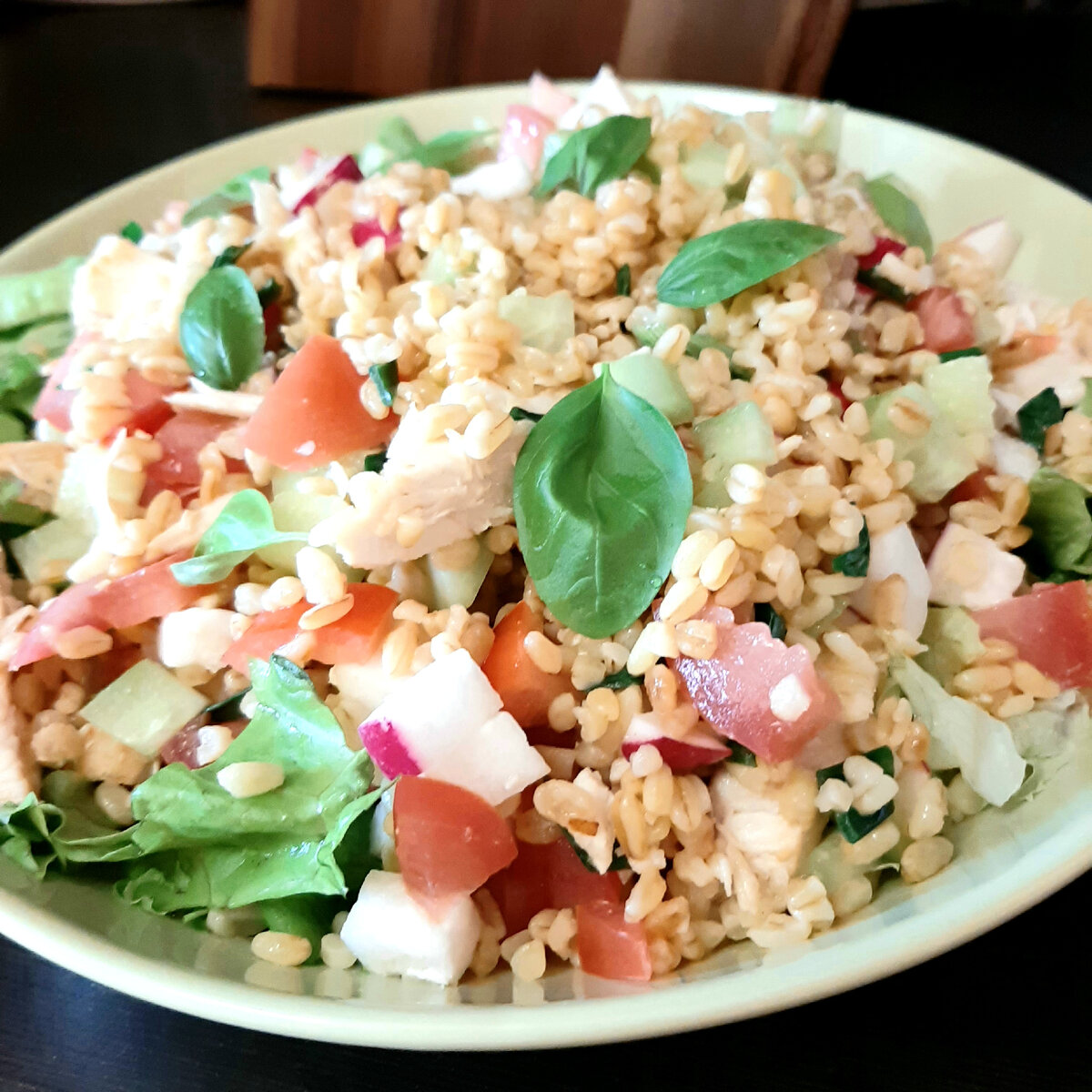 Тёплый салат из свежих овощей с курицей и булгуром 