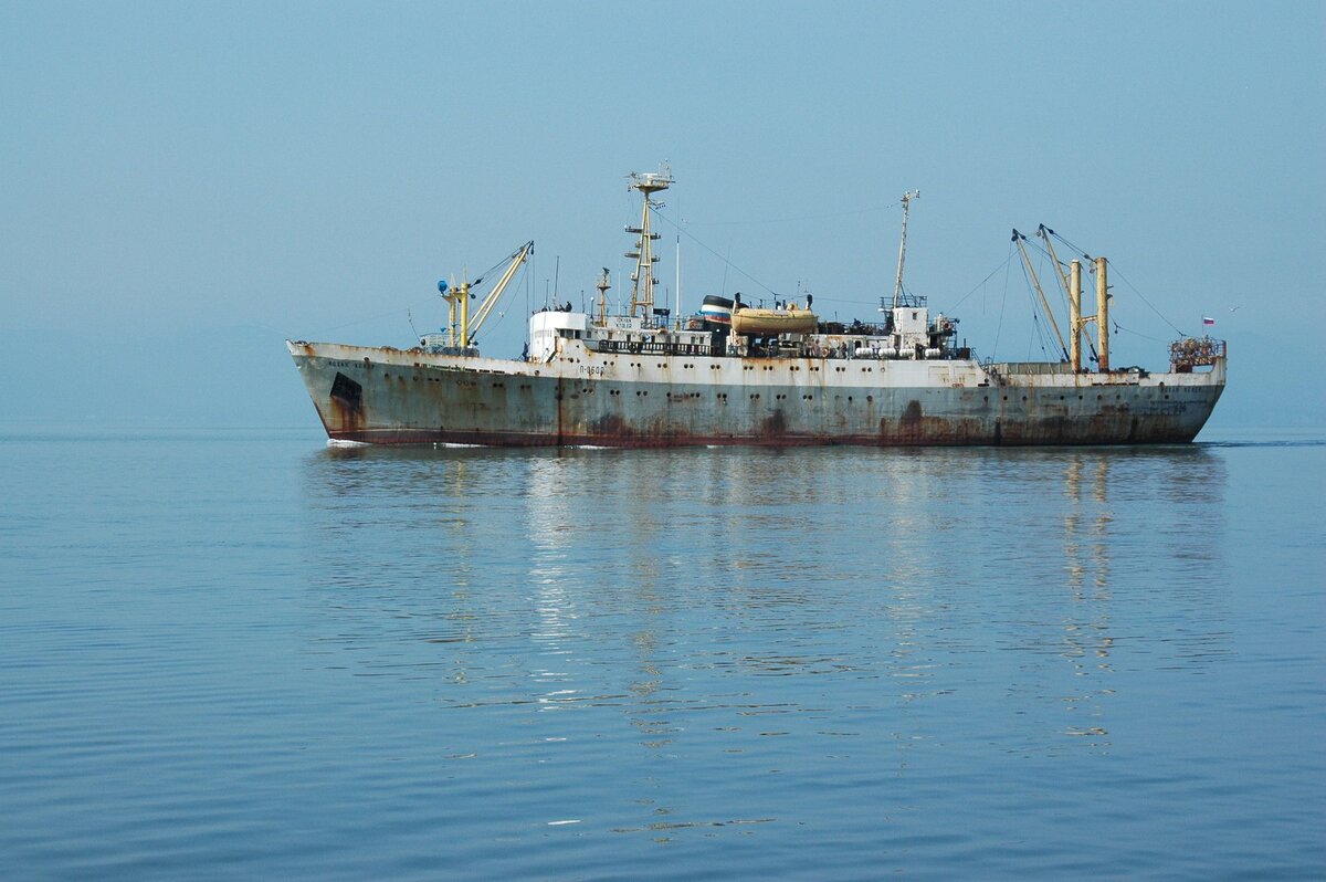 Большой морозильный траулер.