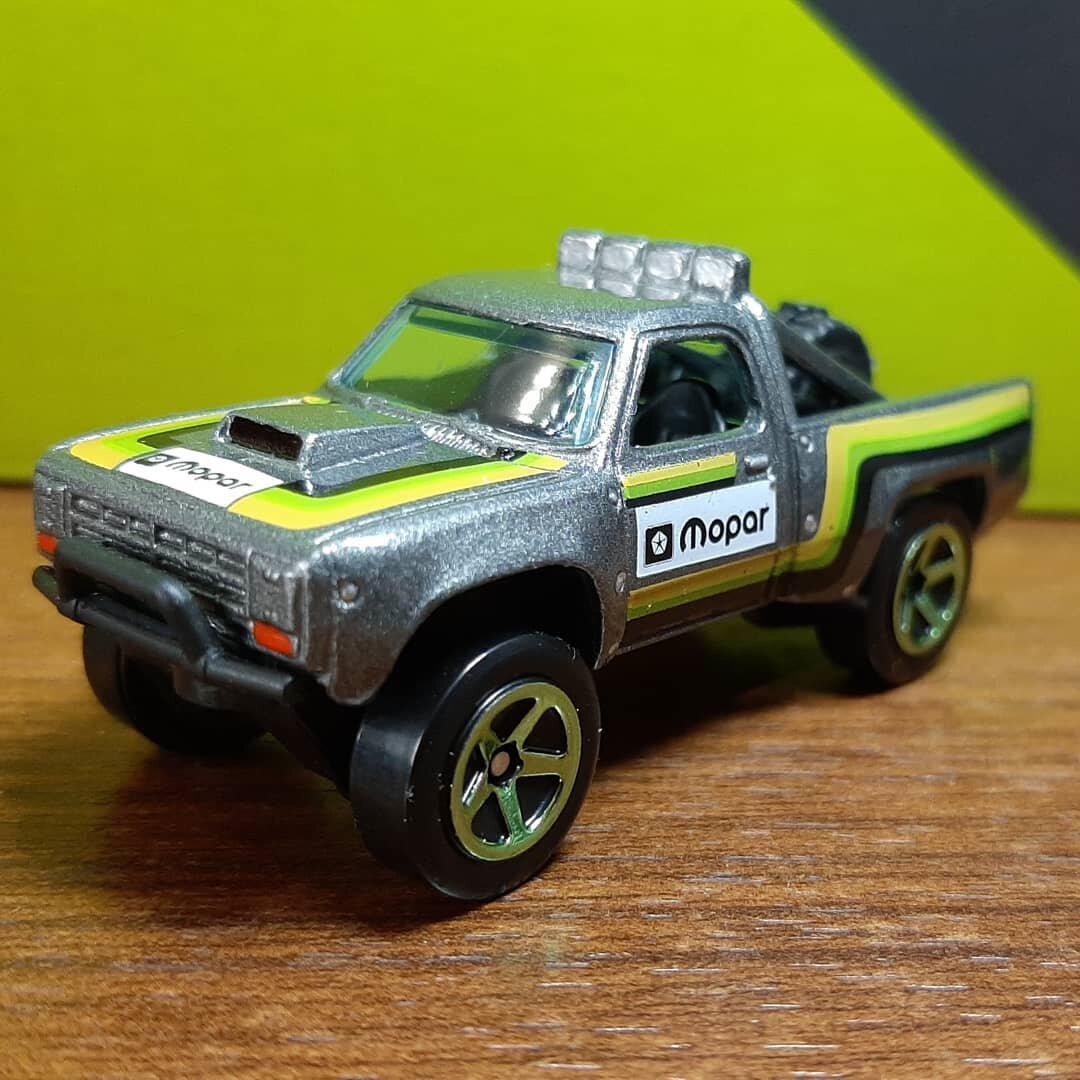 Всем привет. Сегодня хочу Вам показать автомобиль из моей коллекции. Hot Wheels 1987 Dodge D100 серия HW Baja Blazers 1/10. Год выпуска модели с 2017 года. Автомобиль в кузове пикап. Кузов машинки верхняя часть металл. Нижняя пластик. Данная модель была доработана. Передняя часть. Поворотники в оранжевый цвет. На капоте воздуховод в черный. Боковая часть покрасил заклепки и ручки дверей в хром. Дополнительный свет на крыше в хром. Задние фонари в красный.. После не больших доработок машина стала гораздо лучше выглядеть. Если Вам не сложно поставьте лайк и обязательно подпишитесь на канал. Оставляйте Ваши комментарии. Интересно узнать Ваше мнение. Напишите если у Вас такая машина и в каком цвете. Я постараюсь для Вас делать интересный контент. Спасибо