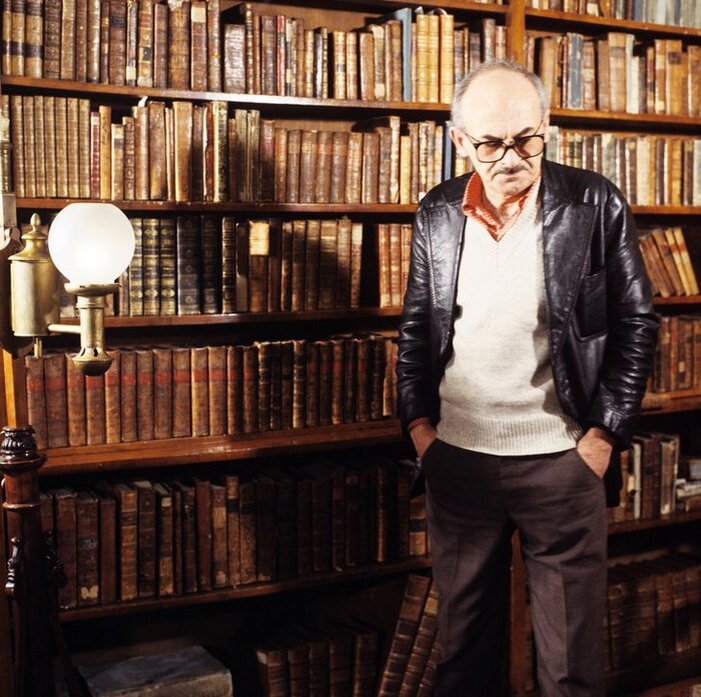 По возрасту он принадлежал к писателям фронтового поколения, поэтому тема войны – одна из главных в его творчестве. «Война все время со мной, – напишет он позже. – Попал на нее в молодое, в самое восприимчивое время, и она вошла в меня очень глубоко». Потрясению от непридуманной войны посвящена его повесть «Будь здоров, школяр!», построенная как запись ежедневных фронтовых впечатлений юноши-солдата. Военная служба после ранения, госпиталя и отпуска в 1943 году описана в повести «Приключения секретного баптиста».