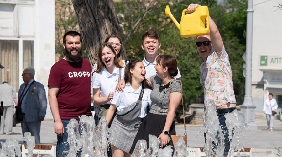 Молодые люди у фонтана в Севастополе / Фото: правительство города