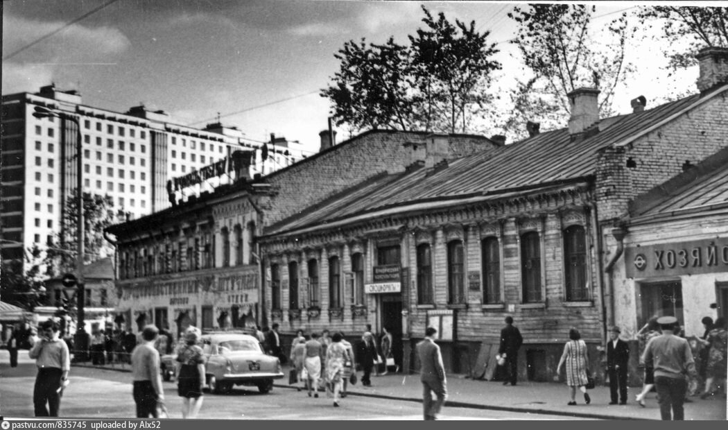 У метро "Сокольники", 1976 г. Из домашнего архива Alx52.