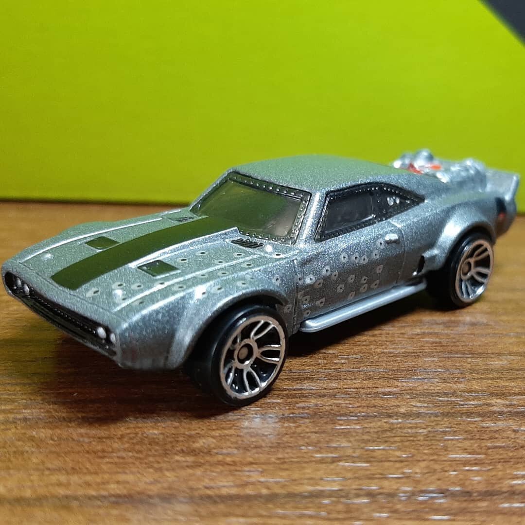 Всем привет. Сегодня хочу Вам показать автомобиль из моей коллекции. Hot Wheels Ice Charger серия HW Screen Time 8/10. Год выпуска модели 2017 года. Автомобиль в кузове купе. Кузов машинки верхняя часть металл. Нижняя пластик. Данная модель была доработана. Передняя часть. Решетка радиатора и бампера в черный. Фары и противотуманные в хром. На капоте замки в хром. Воздуховоды в черный. Боковая часть авто. Воздуховоды в черный. Ручки дверей и крышка бака в хром. Задние фонари в красный. Задняя часть в черный. Рамка стекла в хром. Движок реактивный в хром и в красный цвет. Выхлопная труба черная. После не больших доработок машина стала гораздо лучше выглядеть. Если Вам не сложно поставьте лайк и обязательно подпишитесь на канал. Оставляйте Ваши комментарии. Интересно узнать Ваше мнение. Напишите если у Вас такая машина и в каком цвете. Я постараюсь для Вас делать интересный контент. Спасибо