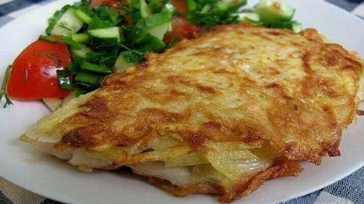 
⠀
🕐Время приготовления: 25 минут
⠀
🥙Ингредиенты:
⠀
● 500г филе любой рыбки
● 4 сырых картофелины
● 1 яйцо
● соль, перец
● растительное масло для жарки
● зелень
⠀
🥗Приготовление:
⠀
🔹Рыбное филе разрезать на порционные куски, посолить, поперчить и дать немного постоять.
🔹Картофель вымыть, почистить, натереть на крупной тёрке.
🔹Взбить яйцо.
🔹Кусок рыбы обмакнуть в яйцо, обвалять в тёртой картошке и (прижимая картошку пальцами) - на хорошо разогретую с маслом сковородку. Когда все кусочки выложены, сверху немного посолить каждый, убавить нагрев до среднего, жарить до образования румяной корочки снизу. Перевернуть, опять немного посолить сверху и жарить до румяной корочки второй стороны.
Приятного аппетита!