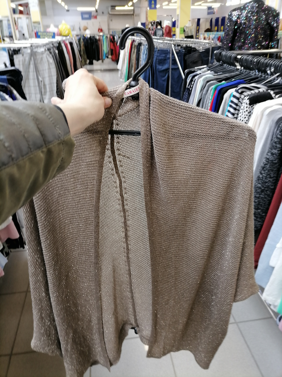 Вот такая кофта накидка с люрексом, мне она показалась довольно симпатичной. Скидка сегодня 10%, бирка с составом отсутствует. 