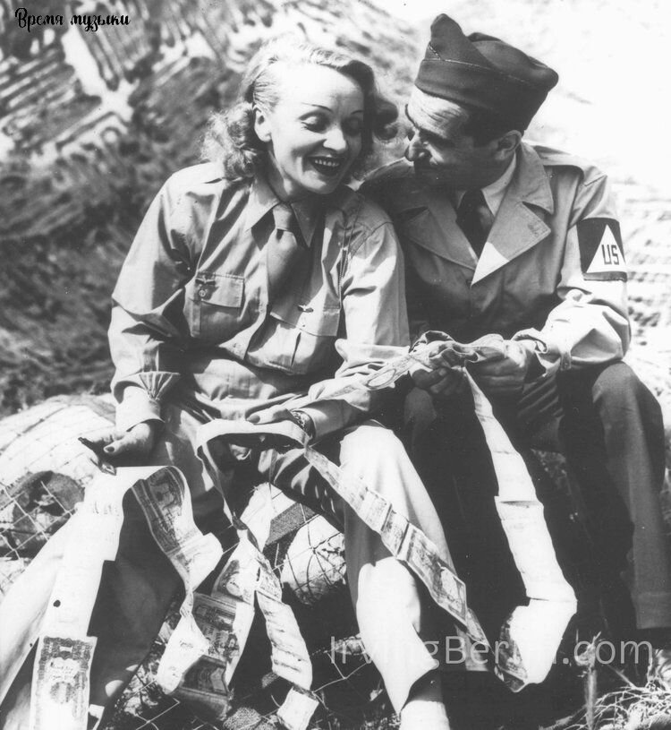 С Марлен Дитрих, 1944г. Фото взяты с официального сайта, посвящённого И. Берлину irvingberlin.com