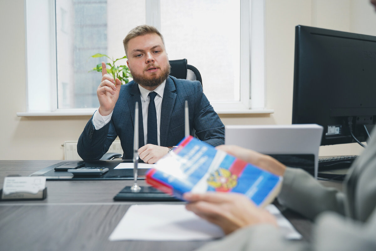 Эксперт компании ФПА на консультации с клиентом