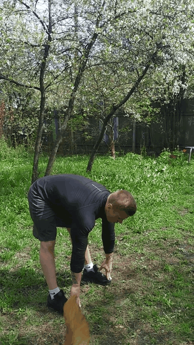 Подвигайте тело в наклоне поочередно то влево, то вправо, этим вы снимете спазм в тазобедренных суставах.