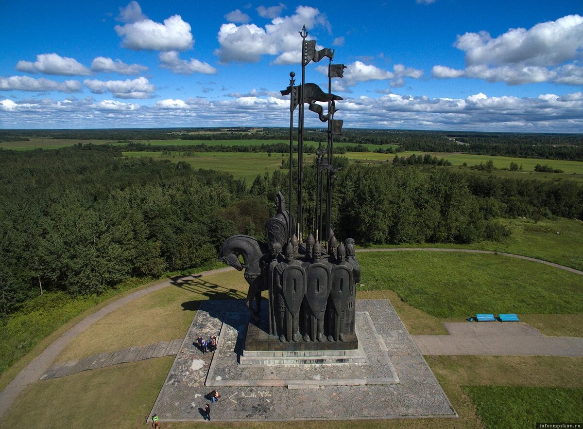 Памятник александру невскому в пскове. Монумент Александру Невскому в Пскове. Псков гора Соколиха памятник Александру Невскому. Памятники Псков гора Соколиха. Памятник в Пскове Александра Невского.