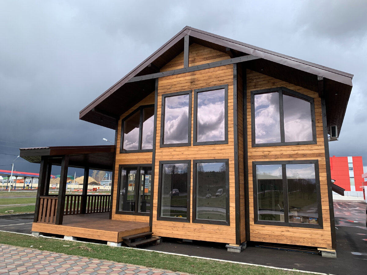 Увеличенное площадь остекления позволяет наполнить комнату солнечным светом