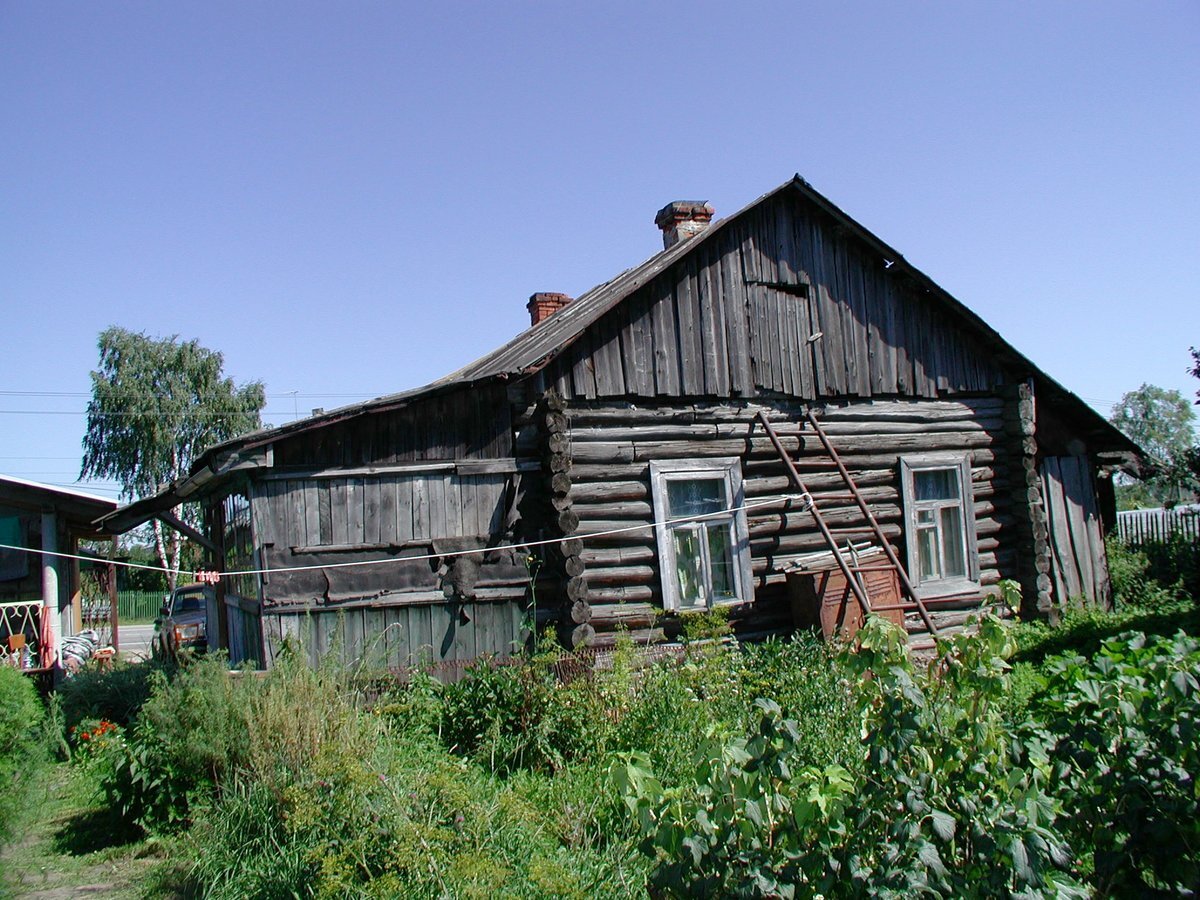 Покосившийся деревенский домик