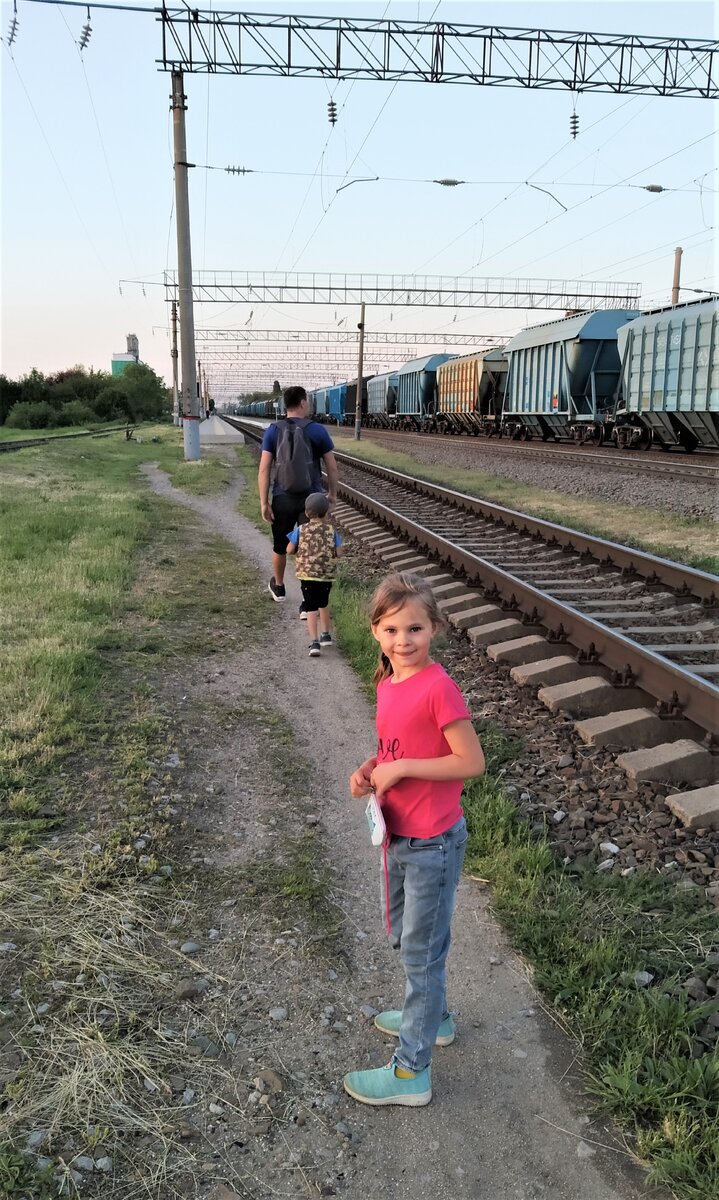 Для детей прогулка на станцию это всегда маленькое приключение. 