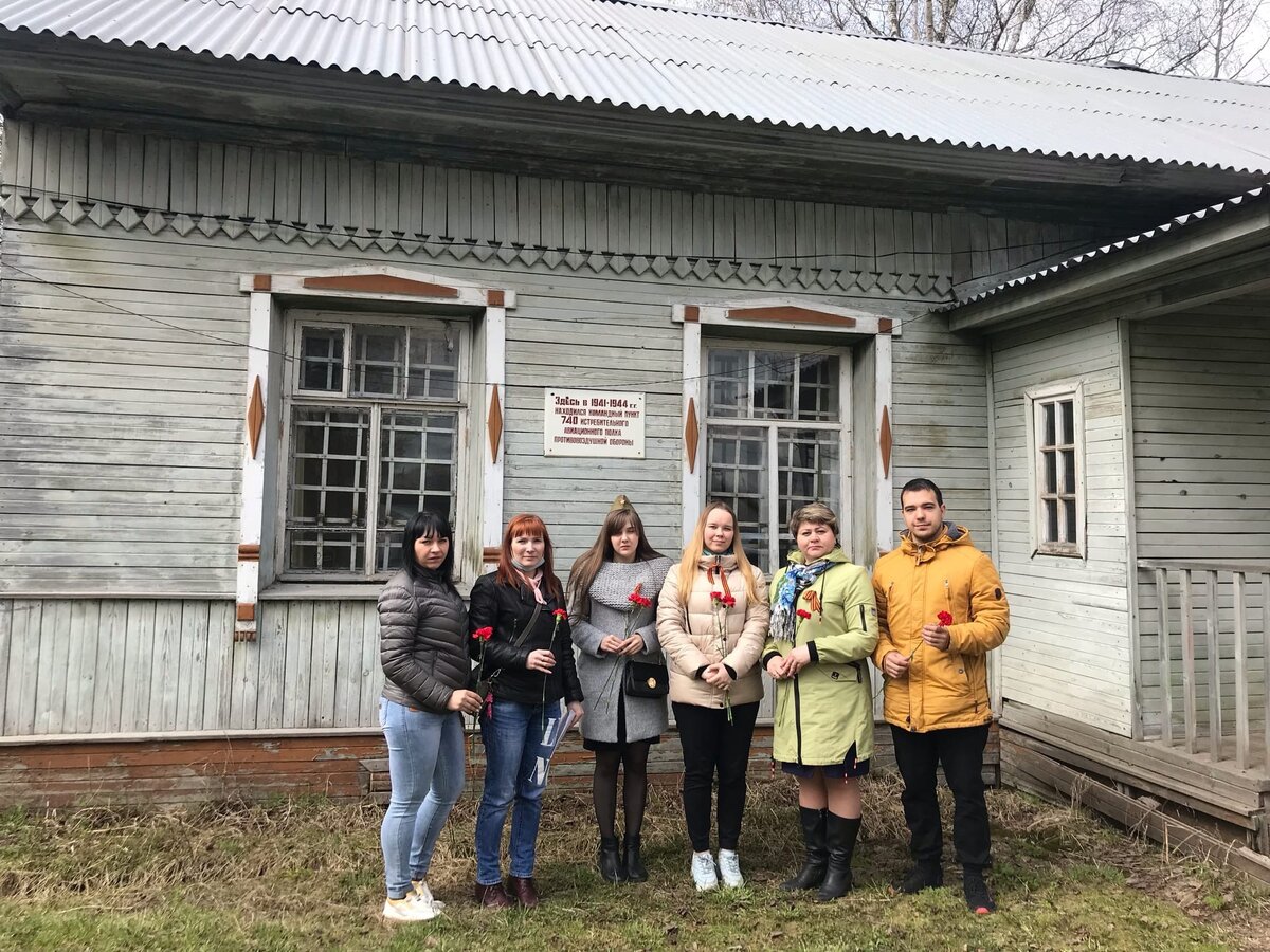 В этом здании располагался штаб авиационного полка, охранявшего Северную железную дорогу в годы войны. Благодаря пилотам советских истребителей обеспечивалась бесперебойная работа станций и ж/д сообщения: шла эвакуация и снабжение армии.

