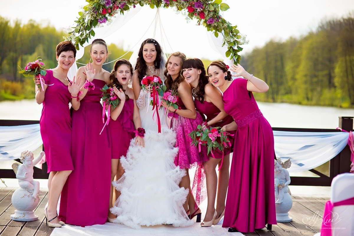 Цвет свадьбы фото. Свадьба в цвете фуксия. Платье в цвет фуксия подружки невесты. Подружки невесты в ярких платьях. Платье подружки невесты фуксия.