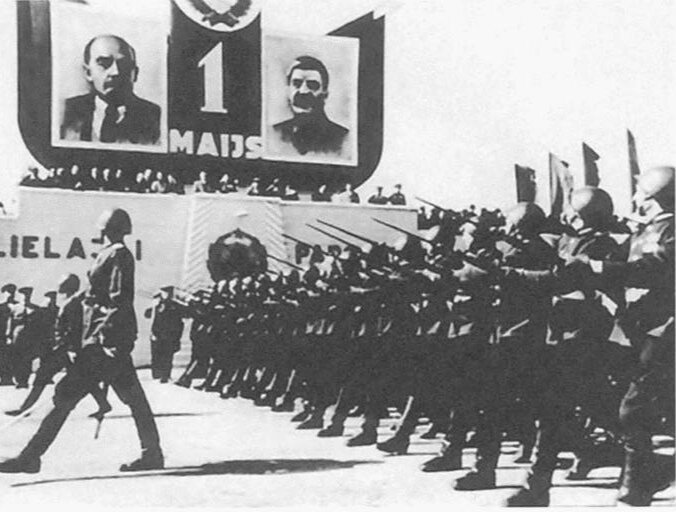 Парад на присоединенных территориях. Фото из открытых источников. 
