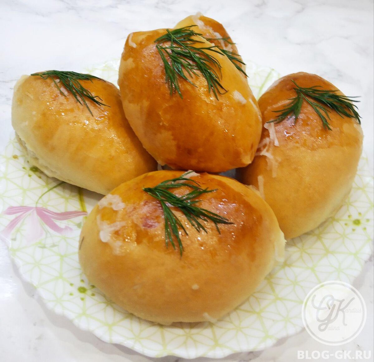 Пирожки с фасолевой начинкой в чесночной заливке