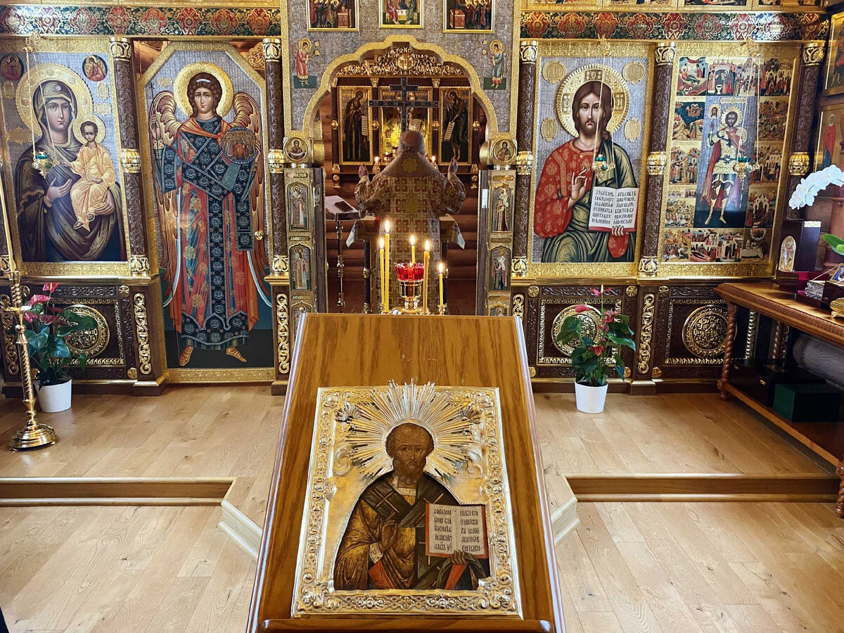 Николай Чудотворец, Угодник Божий – тот самый помощник, благодаря которому в вашем доме появится приятная атмосфера. ЛИСТАЙТЕ ГАЛЕРЕЮ С ФОТО ВПРАВО!!! Источник: https://foto.patriarchia.ru/news/patriarshee-sluzhenie-v-den-pamyati-svyatitelya-nikolaya-chudotvortsa-v-aleksandro-nevskom-skitu-2020-12-19/