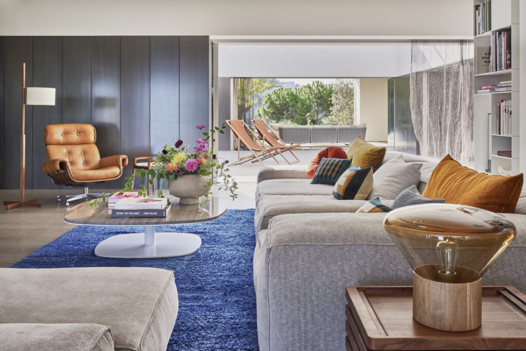 Гостиная. Кожаное кресло по дизайну Мартина Штолля; на столе ваза по дизайну местной керамистки Иветты ­Спауэрс; на переднем плане лампа, Brokis.