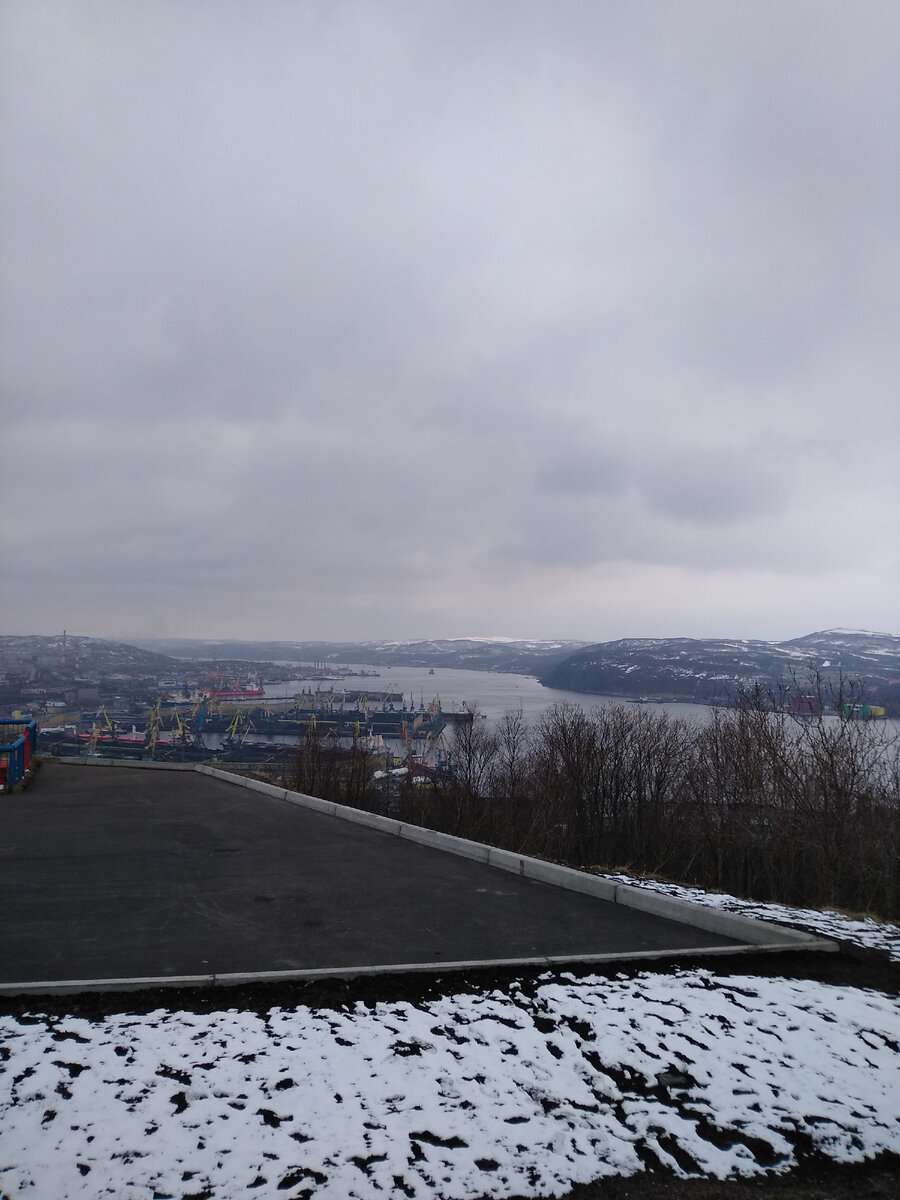 Вид на Мурманск, который открывается у мемориала.