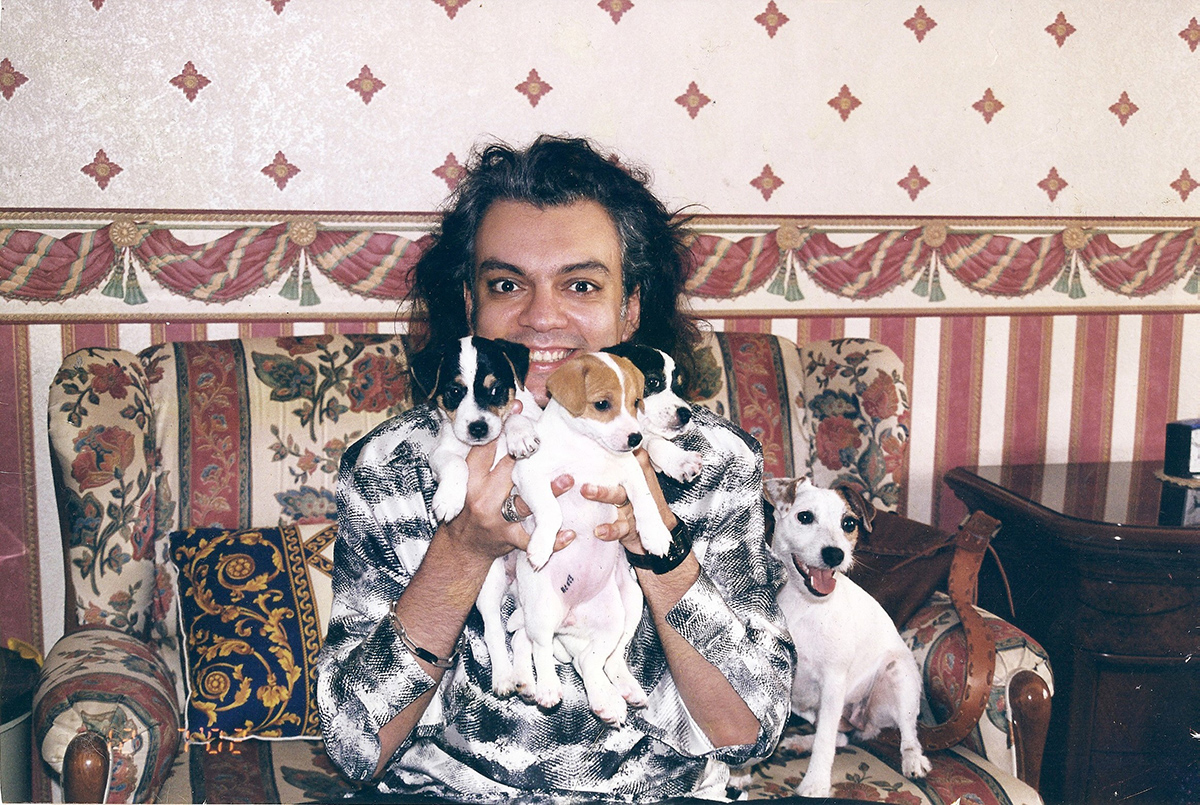 Филипп и 3 щеночка,а справа сидит сам Покемон. Источник фото: legkovmeste.ru