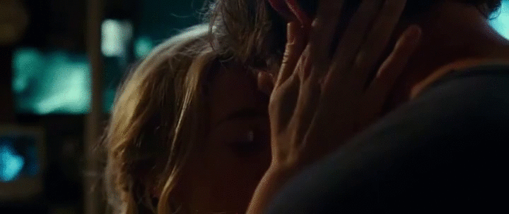 Химия между мужем и женой очень естественна, т. к. оба актера Красински и Блант уже много лет женаты, что придает свой шарм в картине. 